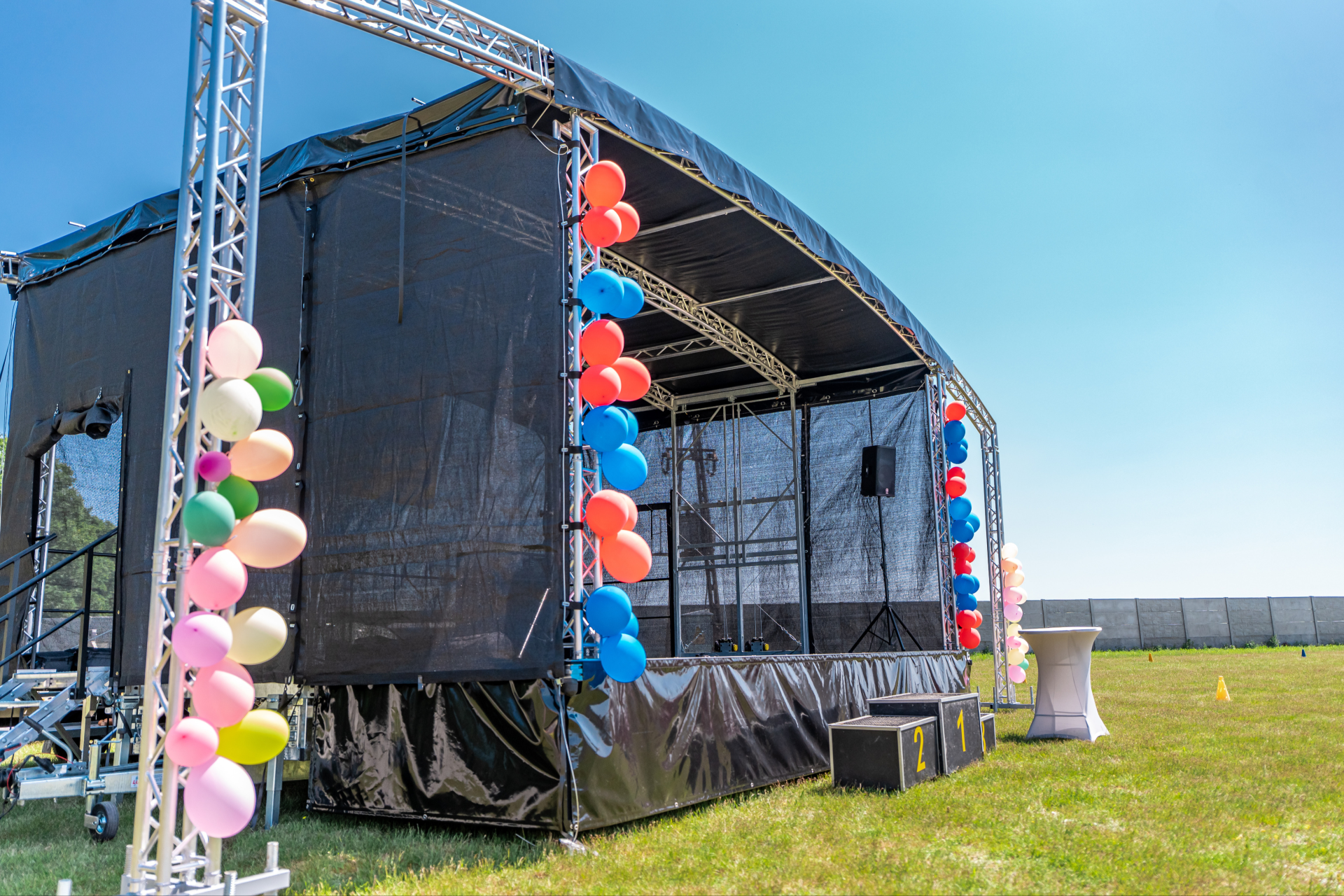 Namioty, strefy chill i infrastruktura